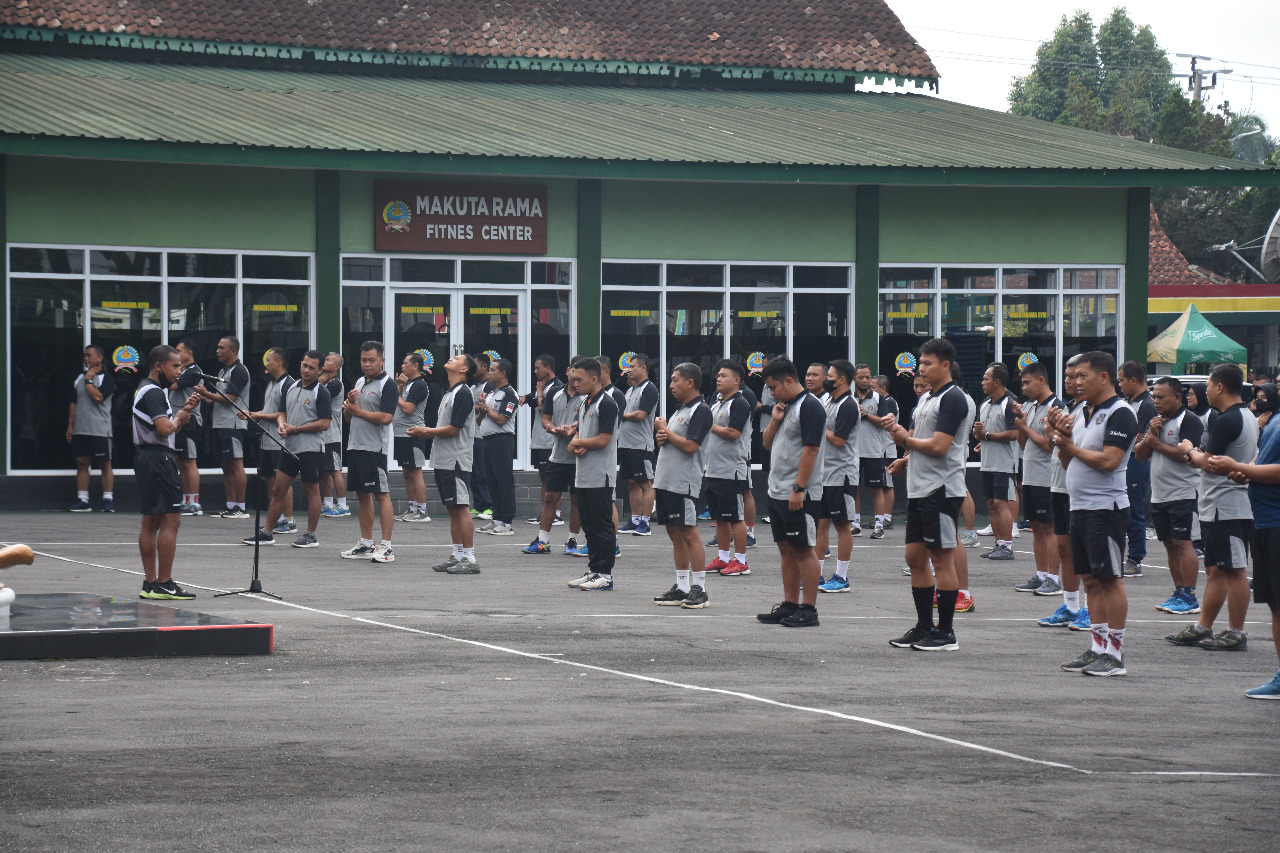 Prajurit Korem 073/Makutarama Tetap Sehat Dengan Aerobik Bersama